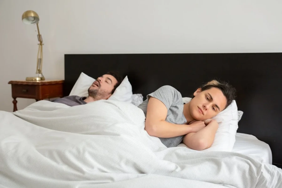 Vrouwen die wakker liggen door het gesnurk van hun partner - My Daily Favorite