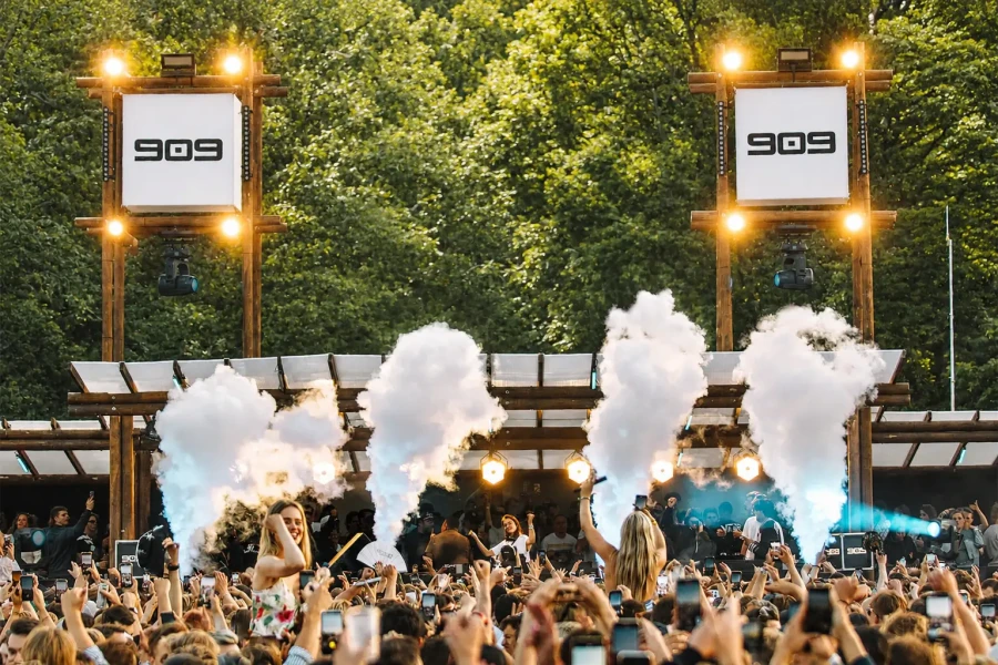 Geen haast, geen opgefokte sfeer Wat ook opvalt aan 909 is het publiek. Natuurlijk wordt er gefeest, maar de sfeer voelt opvallend relaxed en volwassen. Mensen komen hier vaak echt voor de muziek en de setting. Dat merk je aan alles.  Geen geduw vooraan, geen telefoons die de hele set filmen, maar gewoon samen genieten van de muziek terwijl ergens tussen de bomen de zon langzaam wegzakt.  En eerlijk: juist dat maakt zo’n festivaldag soms memorabeler dan de grootste shows of hardste drops.  Een weekendgevoel midden in de natuur Misschien is dat uiteindelijk de grootste kracht van 909 Festival. Je bent wel degelijk midden in de Randstad, maar zodra je tussen die bomen staat voelt het even alsof de buitenwereld wegvalt.  Alleen muziek, zomerlucht, vrienden, onbekenden die even dezelfde energie delen en dat typische gevoel dat je eigenlijk nog lang niet naar huis wilt.  Voor liefhebbers van techno, house en festivals met karakter blijft 909 daardoor ieder jaar weer zo’n evenement waar nog weken over wordt nagepraat.