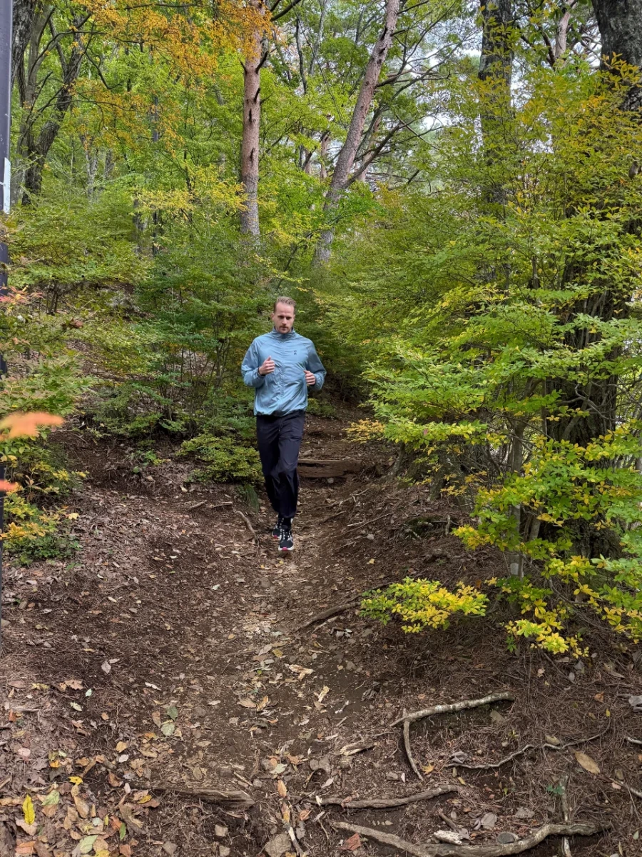 Personal trainer Sven Wierda aan het sporten op zijn vakantie in Japan