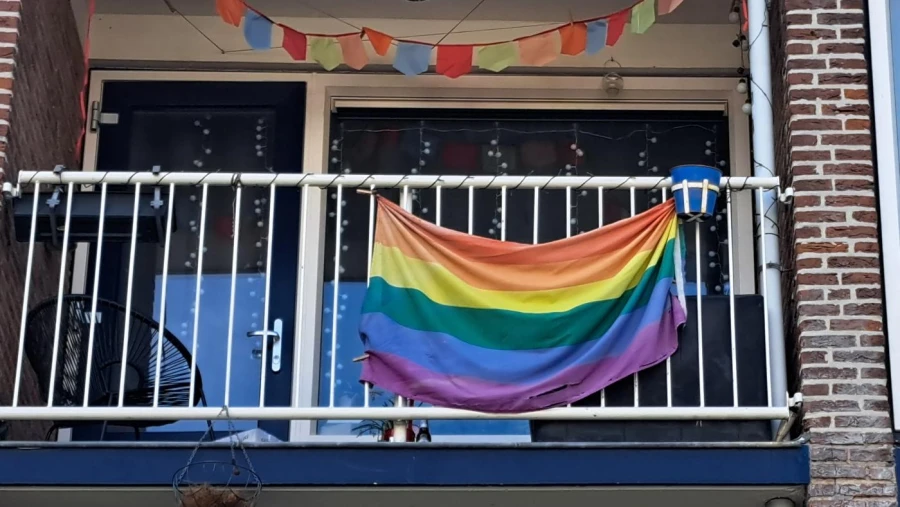 Een regenboogvlag aan je balkon: mag dat eigenlijk? - My Daily Favorite