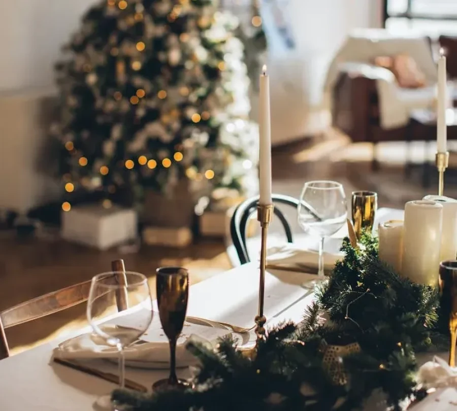 De Kersttafel opdekken