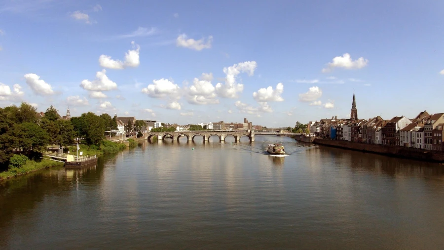 Zaterdag wordt het in het zuiden van Nederland waarschijnlijk heerlijk weer. Perfect voor een dagje shoppen.  Het Designer Outlet Roermond is voor veel shopliefhebbers een bekende bestemming. Je vindt er talloze bekende merken met aantrekkelijke kortingen. Combineer je shopdag eventueel met een overnachting in de regio, zodat je er echt even een mini-uitje van maakt.  Liever een stad met karakter? Dan is Maastricht een fantastische keuze. De historische binnenstad, gezellige terrassen en leuke boetiekjes maken het een van de fijnste winkelsteden van Nederland. Even struinen door de straatjes rond het Vrijthof, een koffie op het terras en daarna nog wat winkels in: een weekendgevoel gegarandeerd.  Of je nu kiest voor sport, dieren of shoppen, één ding is zeker: vervelen hoeft dit weekend absoluut niet. Geniet ervan.