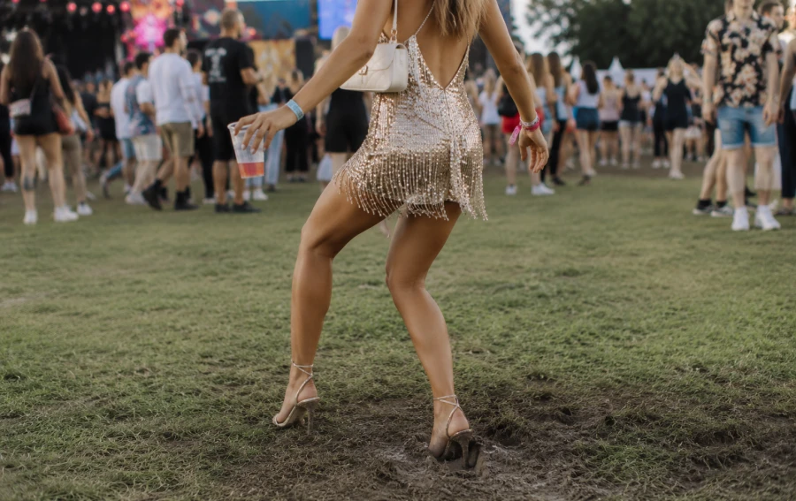 Meisje op hakken tijdens een festival | My Daily Favorite