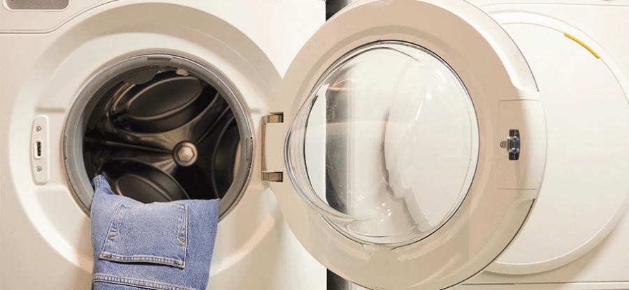 Spijkerbroek in de vriezer of toch gewoon in de wasmachine? Photo by Omoda