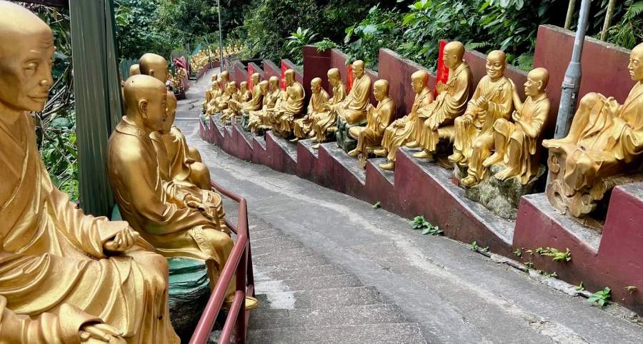 Het park met de duizend gouden Buddha's in Hongkong