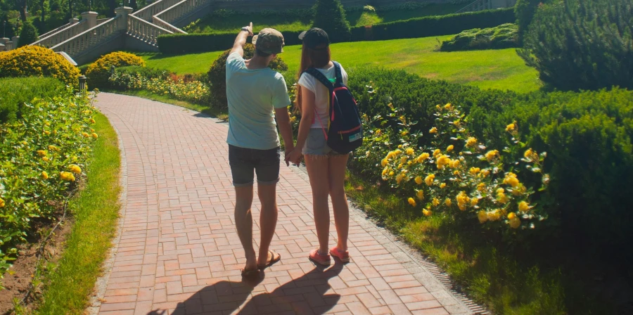8 kledingstukken die deze zomer echt niet meer kunnen
