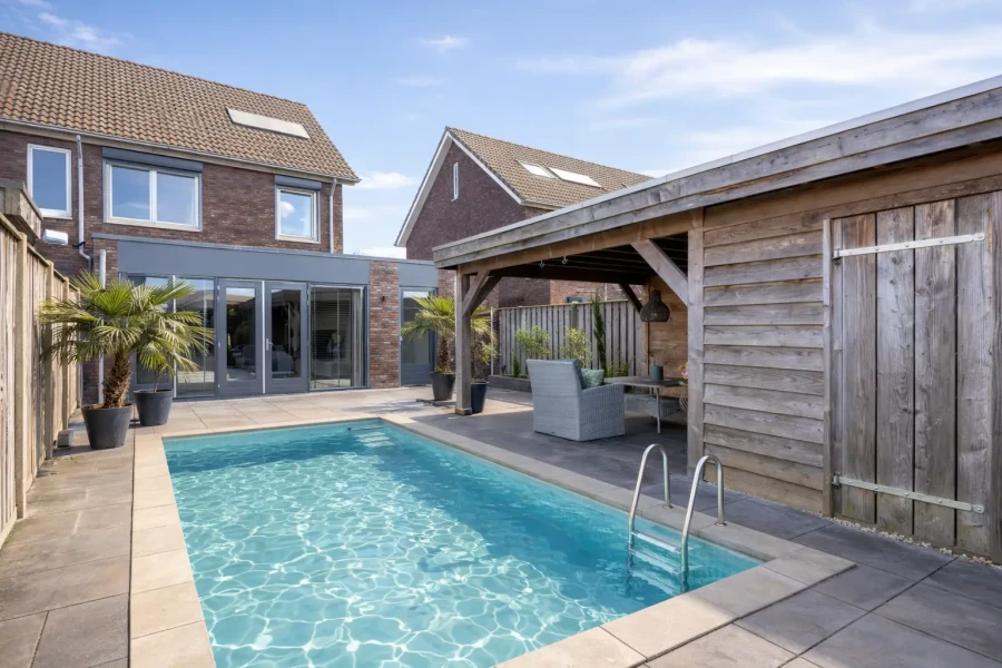 Zonovergoten tuin met groot, ingegraven zwembaden | My Daily Favorite